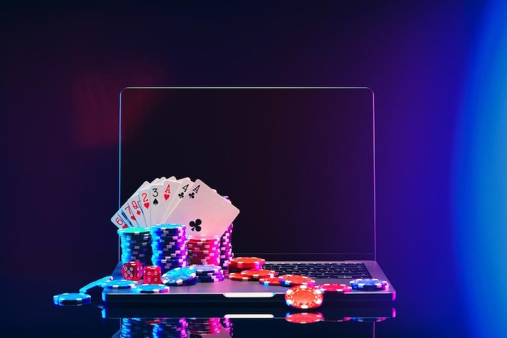 Pengguna membaca FAQ lineslot di perangkat mobile